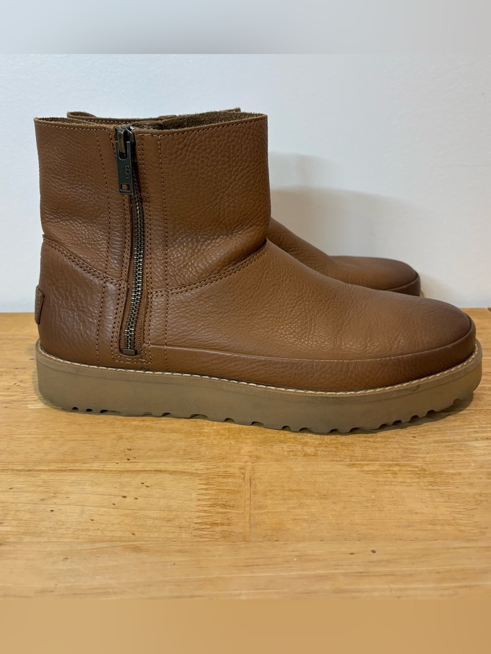 UGG Women’s Leather Zip Boot size 9 Brown‎